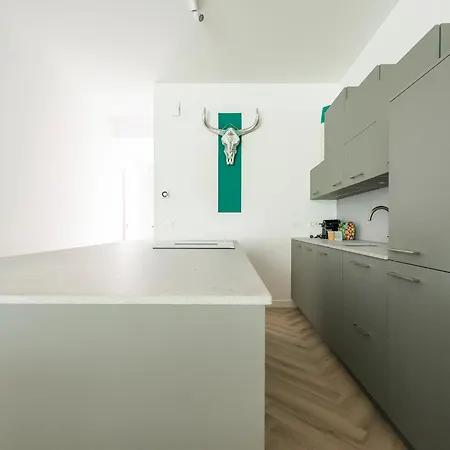 Hotspot, Near Center And Park 루젠달