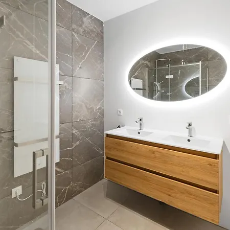 Hotspot, Near Center And Park 아파트 루젠달